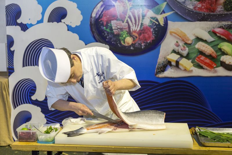 Trình diễn cắt mổ cá